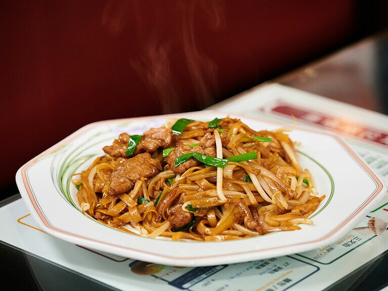 もっちり食感なのにさっぱり食べられる、珍しい“焼きフォー”に思わず夢中。