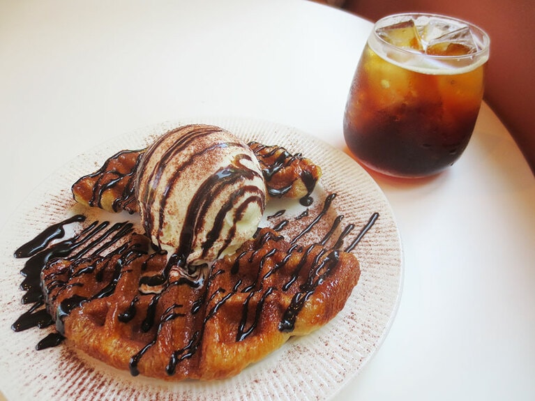 一番人気の「チョコクロッフル」850円。苦みの強い「アイスアメリカーノ」500円。