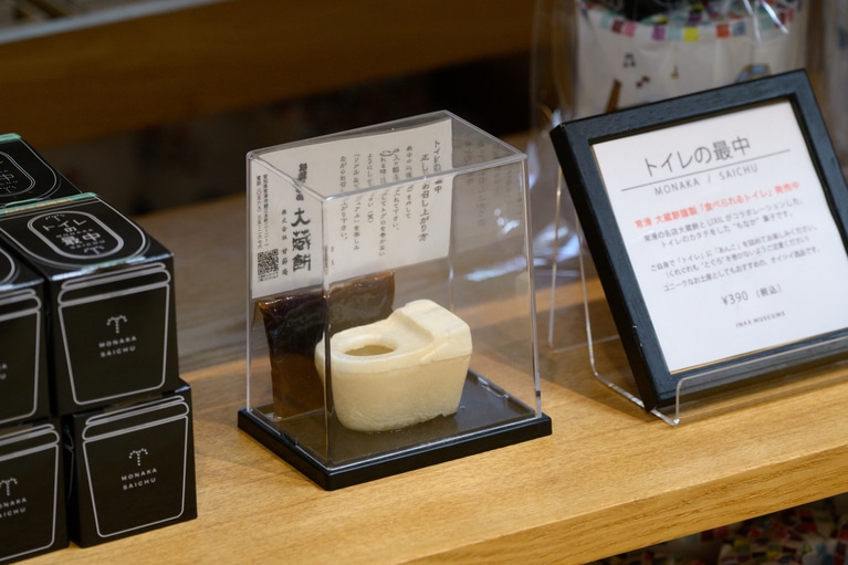 ショップの一番人気は、LIXIL榎戸工場と常滑の老舗餅菓子専門店・大蔵餅のコラボレーションで生まれた「トイレの最中」（390円）。便座を外して中にあんこを入れれば完成。