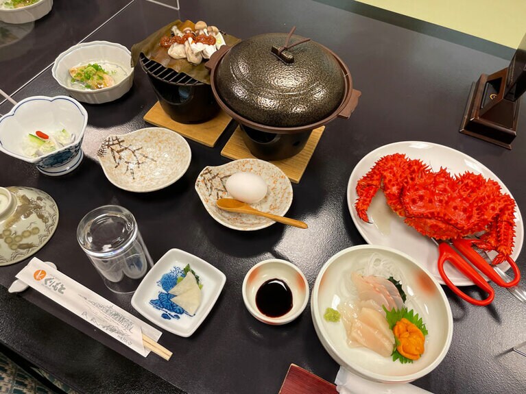 夕食には、浜中産の高級ウニをはじめ、氷頭(鮭の鼻先)のナマスや牡蠣の溜まり焼きなど、地元の海鮮料理がずらりと並ぶ。