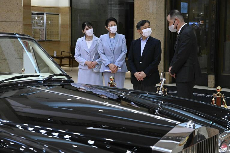 5月30日、特別展「新しい時代とともに―天皇皇后両陛下の歩み」に足を運ばれ、1993年の結婚パレードで使われたロールスロイス社製オープンカーをご覧になる天皇皇后両陛下と愛子さま［代表撮影］　©時事通信社