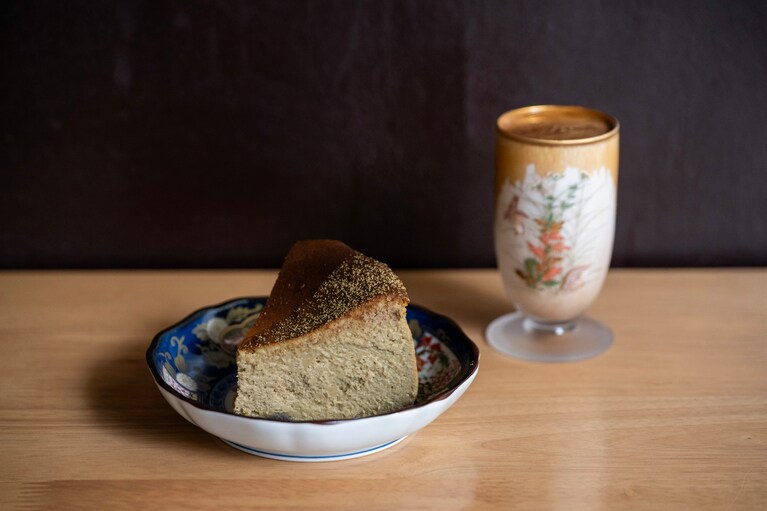 「ほうじ茶バスクチーズケーキ」900円。