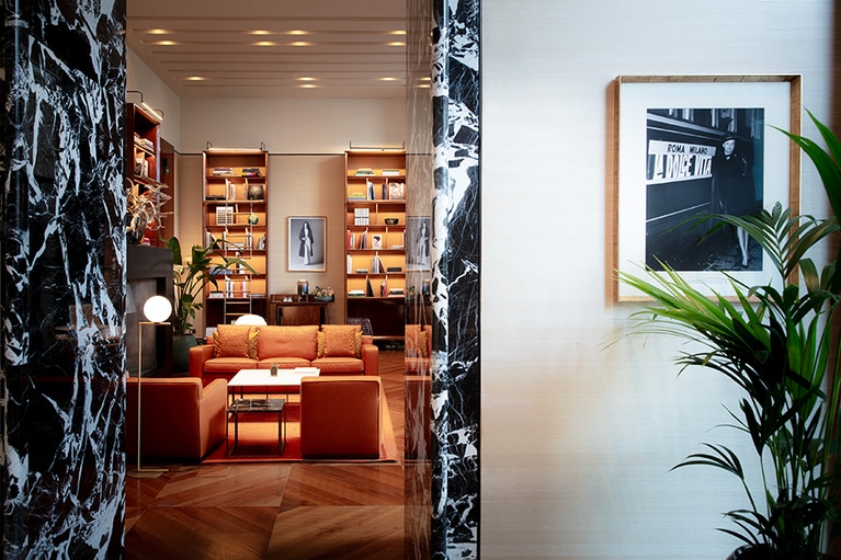 温かなリビング風のゲスト専用ラウンジ。