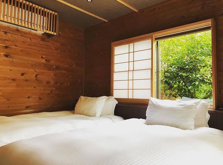 湯山荘 阿讃琴南［香川／美合温泉］窓の外に豊かな自然を望む客室。