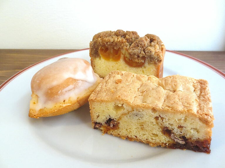 焼き菓子３点。左から時計回りに「レモンケーキ」440円、「金柑のクランブルケーキ」550円、「バタースコッチブロンディー」440円。