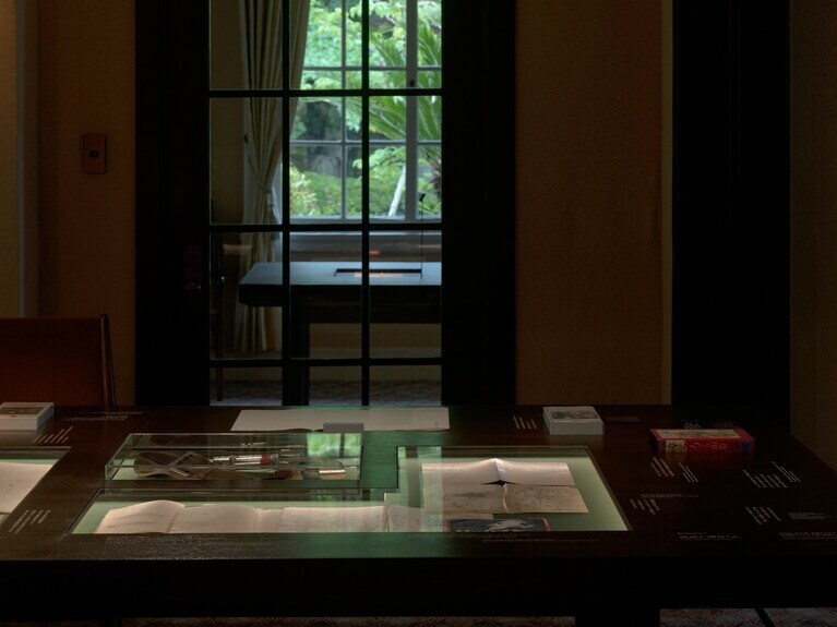 自然光が入る空間で展示を楽しめる空間。昨今ではめずらしいシチュエーションといえる。