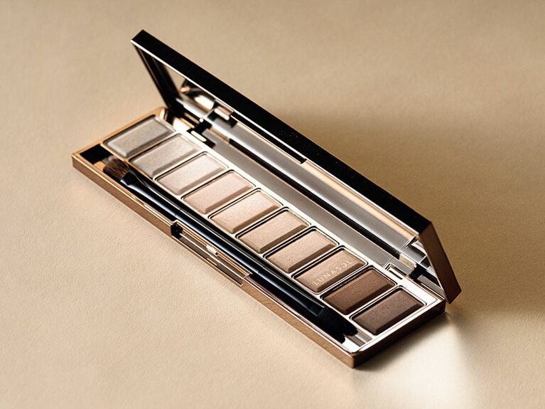 色の存在感を極力出さず、あくまでその人の肌と影になりきるようになじむ設計で、美しさを最大限引き出してくれる。ルナソル ザ ベージュアイズ 01　11,000円／カネボウ化粧品