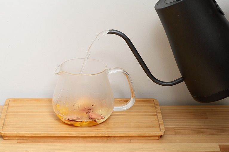 100℃の熱湯を注いで3分間置く。