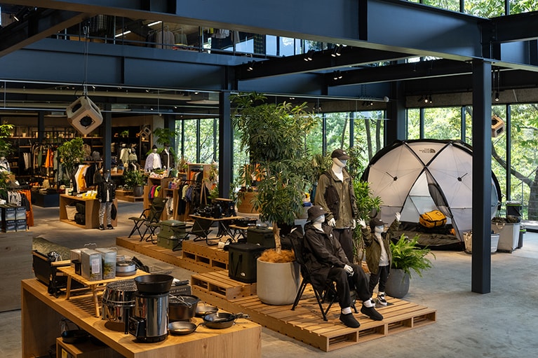 「ザ・ノース・フェイス 京丹後」開放的な店内です。