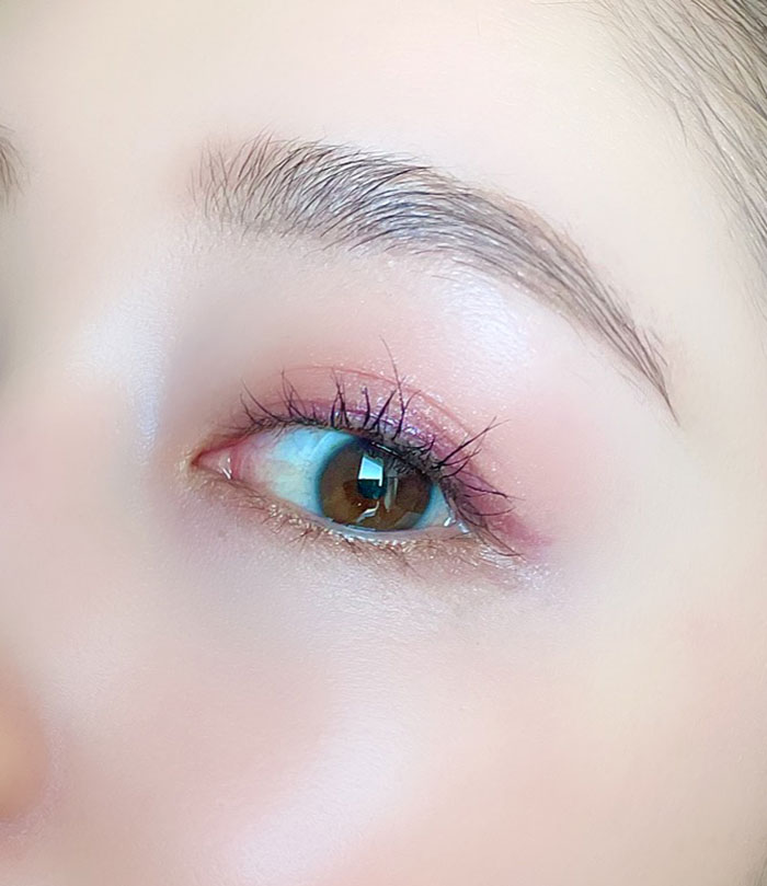 X02、X03、X05を使用したメイク。煌めき溢れる魅惑的な目元に。