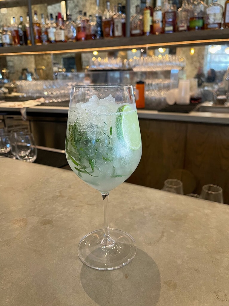 ノンアルコールドリンク「タイニーバブルス(Tiny bubbles)」 9ドル。ライムの味がさっぱりとしていて食事にも合う。