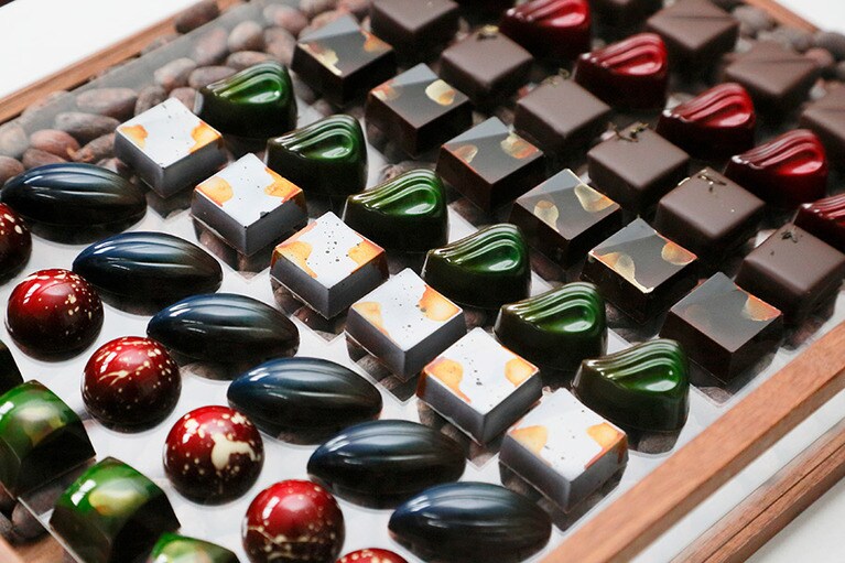 イベント出店の時に持参する「チョコレートのジュエリーケース」。蓋を開けると香りが広がる。