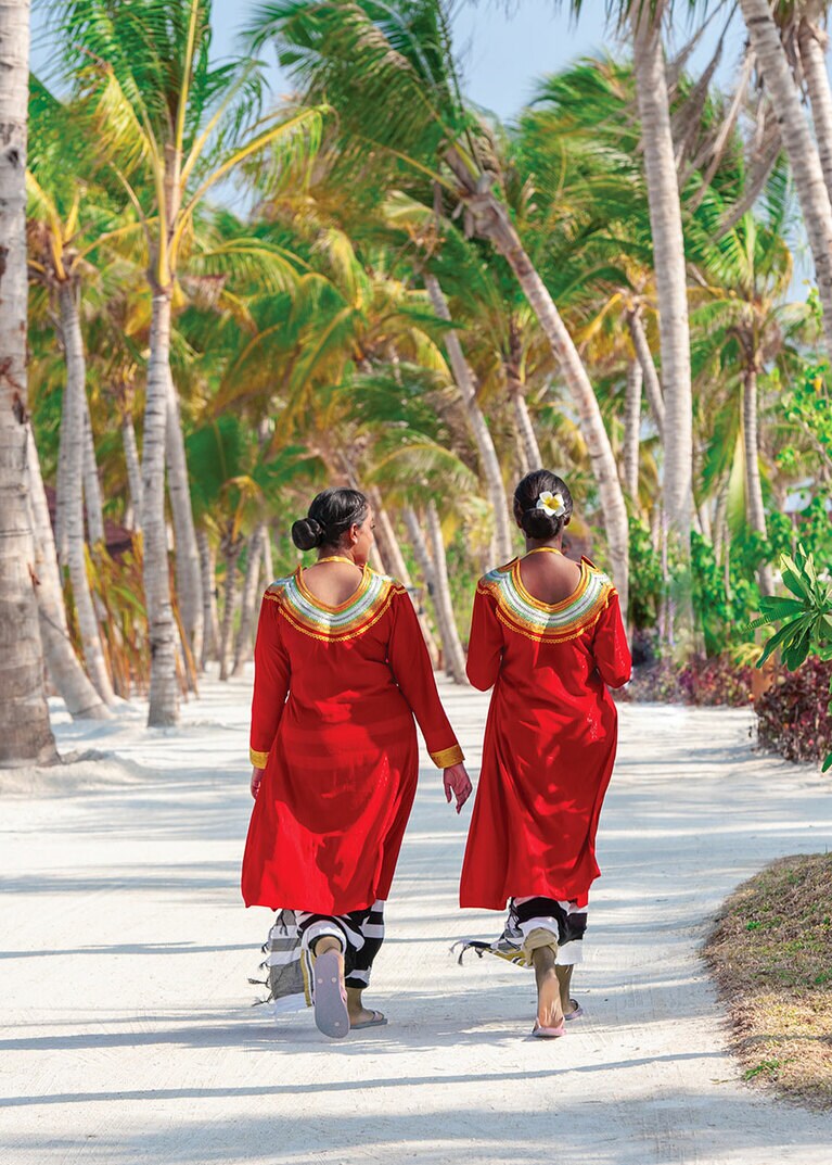 民族衣装姿のスタッフ。