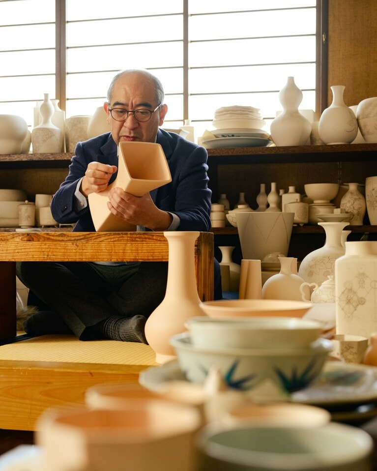 人間国宝 十四代今泉今右衛門さん●1962年佐賀県有田町生まれ。武蔵野美術大学卒業後、父十三代のもとで家業に従事し、一子相伝「色鍋島」の伝統を受け継ぐ。2014年、人間国宝に認定。現在も年に5～6回の個展を開催するなど、精力的に作陶活動に勤しむ。
