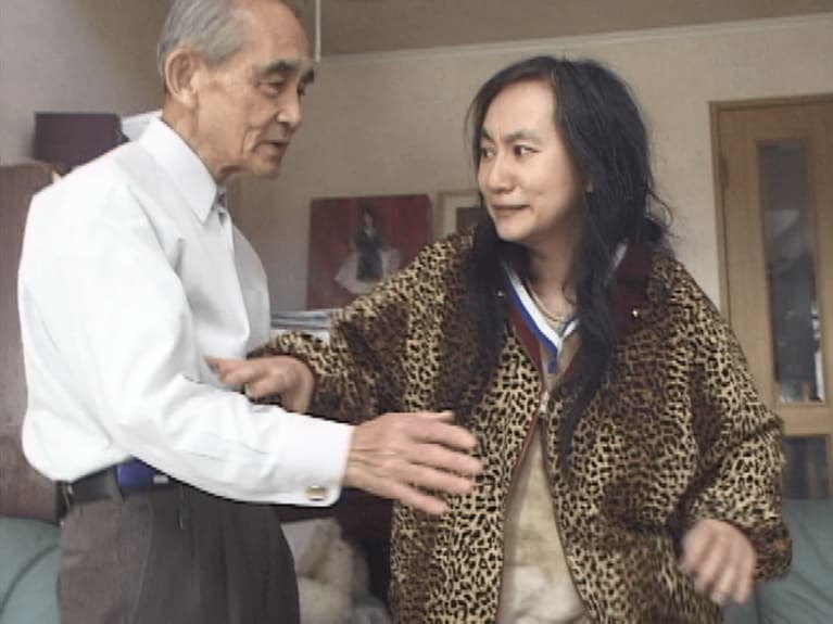 入院前の様子。家に閉じ込められた姉を外へ連れ出そうとしている父。　©2024動画工房ぞうしま