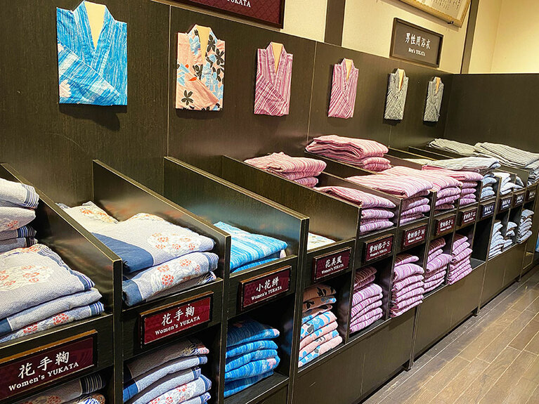 入館手続きが済んだら、9種類の浴衣と作務衣の中から、お気に入りの館内着をチョイス。