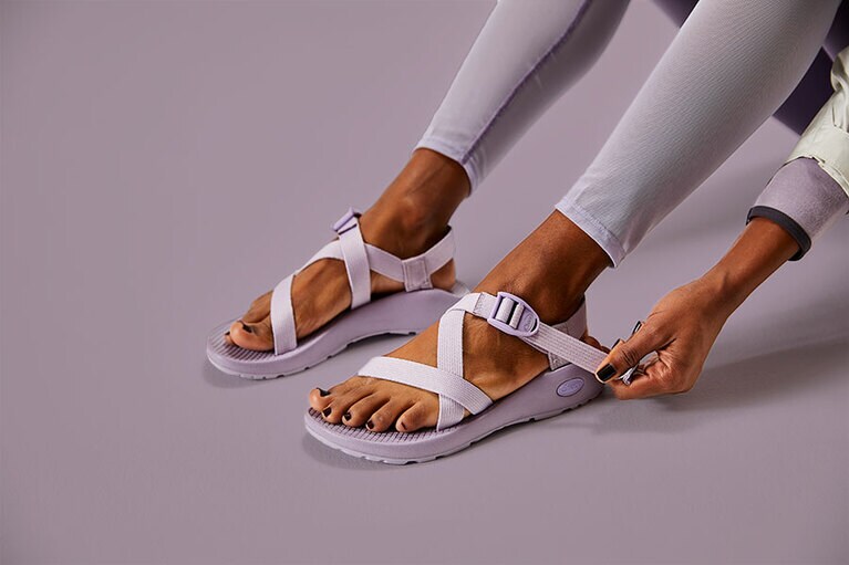 一繋ぎの一本ベルトを採用し、甲高、足幅に合わせて自由に調整が可能。Vibram製のアウトソールだから滑りにくいのも重要なポイント！