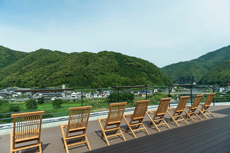 館内のテラスからはダイナミックな景色が広がる。ホテル近くにある天文台での天体観望会も開催。