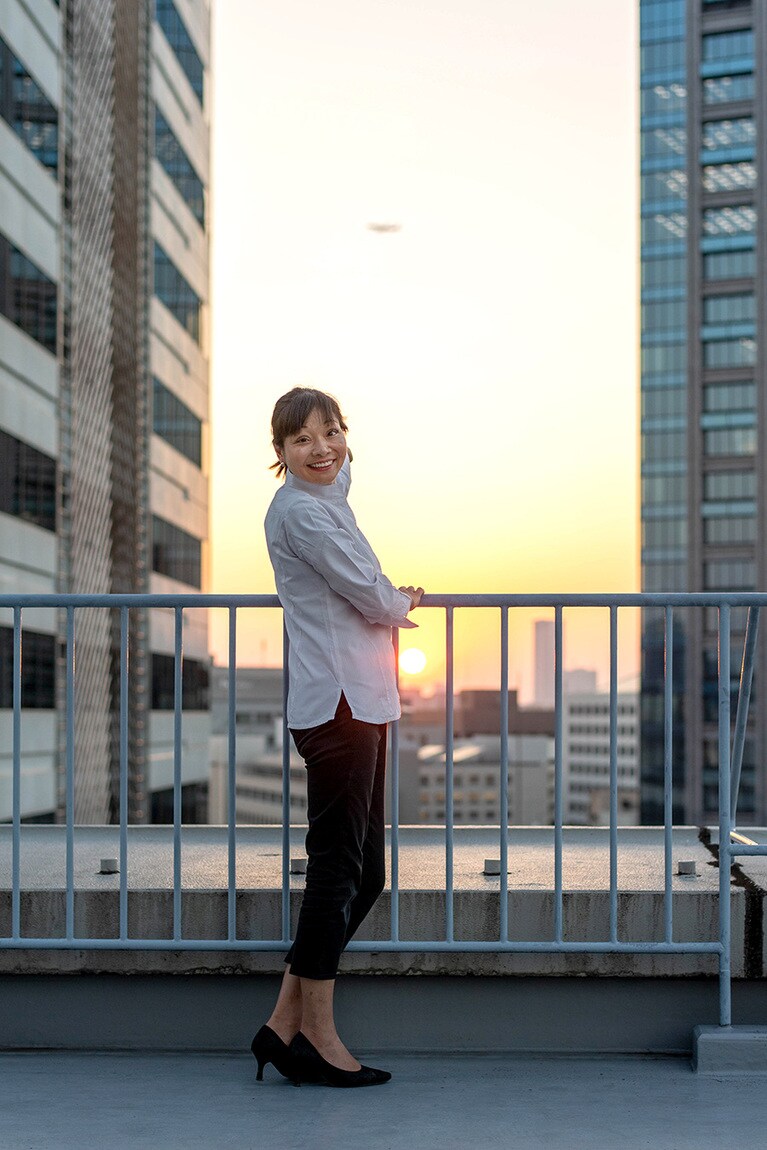 飛行機を笑顔で指差す長江さん。