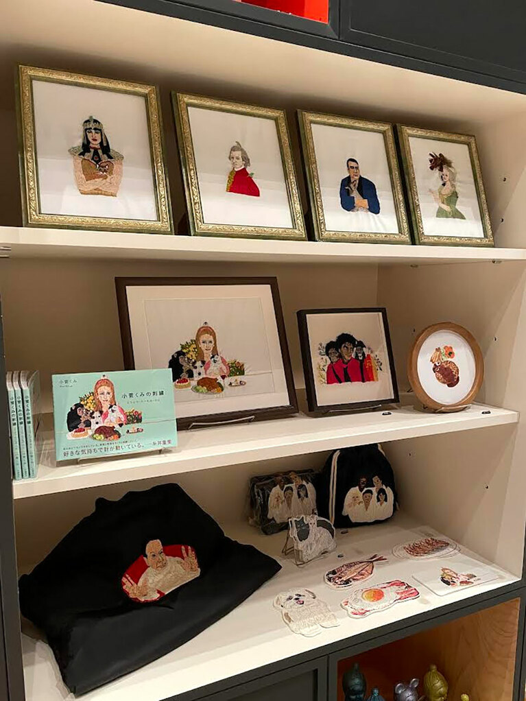 書籍に掲載されたマリーアントワネットや坂本龍馬の刺繍も。繊細な作品を細部まで間近で観賞できる。