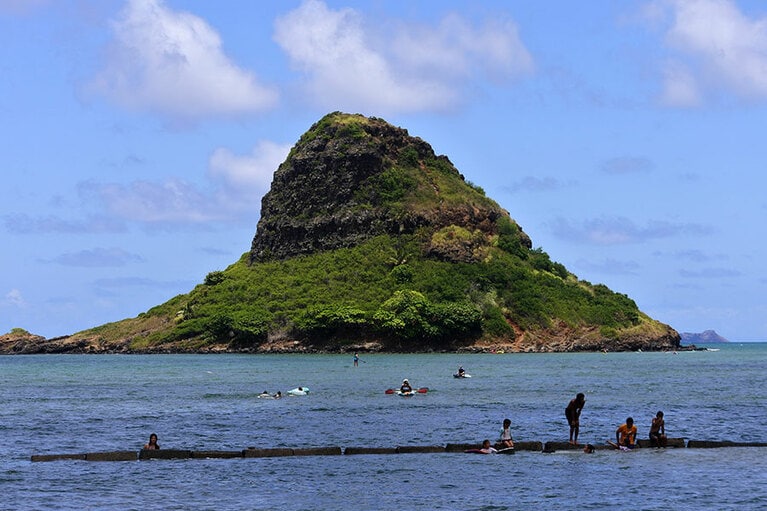 沖合約600メートルのところに浮かぶチャイナマンズハット。