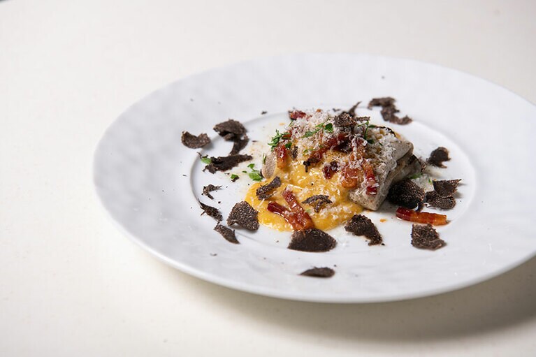 香り高いトリュフをゲストの目の前で削る演出も。