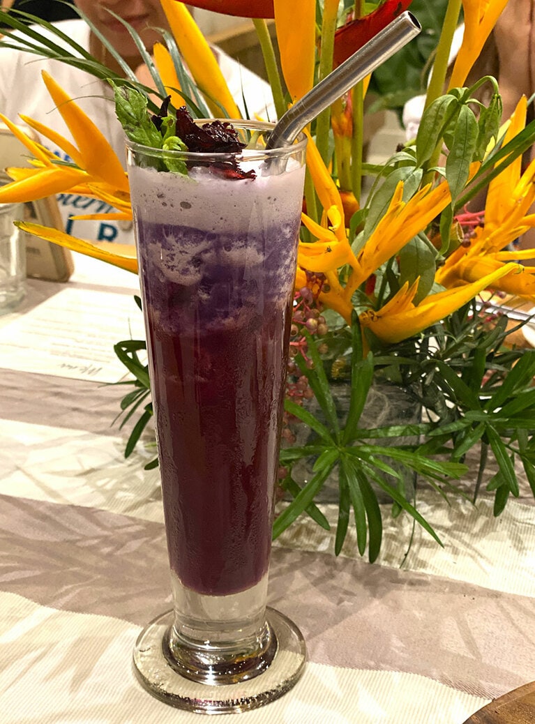 オーガニックパイナップル、バタフライピー、ミントなどを使ったアイスティー。