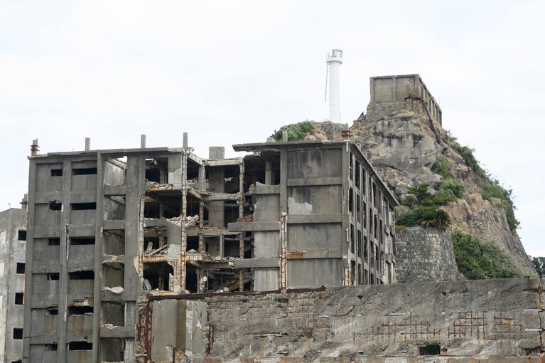 エネルギー革命後の1974年1月に閉山し、同年4月に無人島になった。