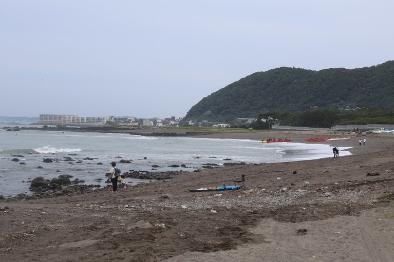 サーファーや海水浴を楽しむ人も。