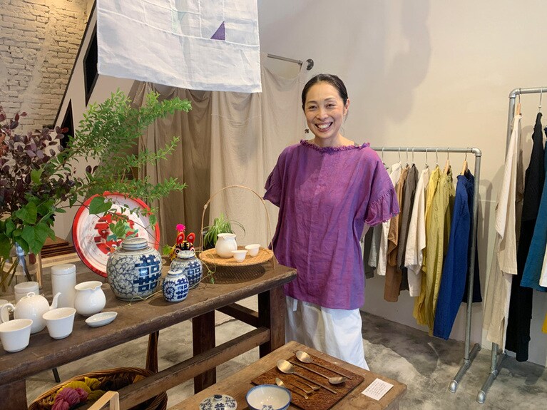 青木由香さん。いいモノを見つける優れた嗅覚の持ち主です。