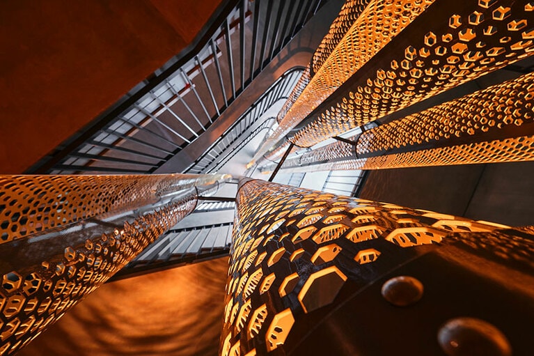 シャンパンの泡をイメージした照明。