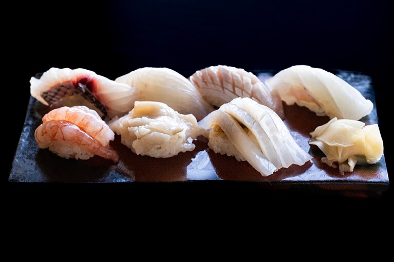 その日の仕入れから厳選7貫を握る「佐渡の地魚にぎり」2,000円。季節によってネタは変わります。