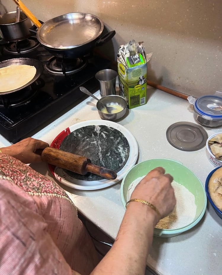 義母とともに料理している様子（本人Instagramより）