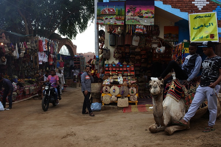 ヌビアの船着き場近く。土産物店や観光ラクダの人々で賑わっている。
