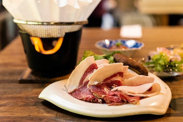 「匠京地どりおだしのぼたん鍋」。ぱっと見は脂が目立つけれど、加熱すればすっきりとしたおいしさに。一緒にいただく野菜も、もちろん地元産。