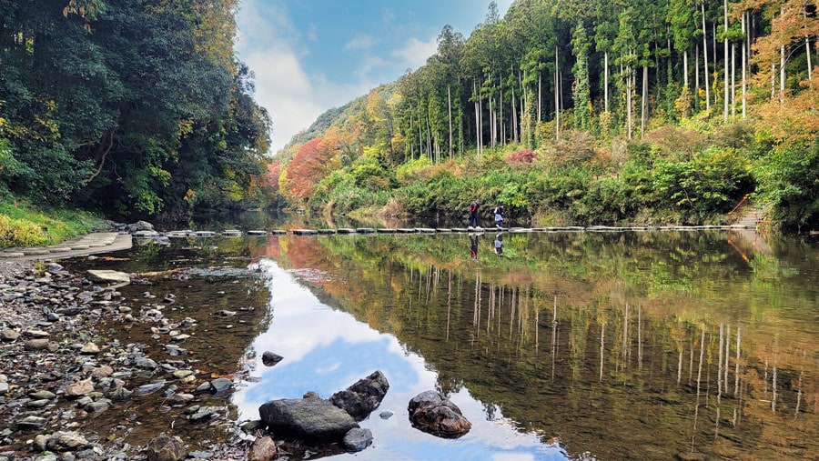【埼玉県】嵐山渓谷。水面に映った景色も美しい。