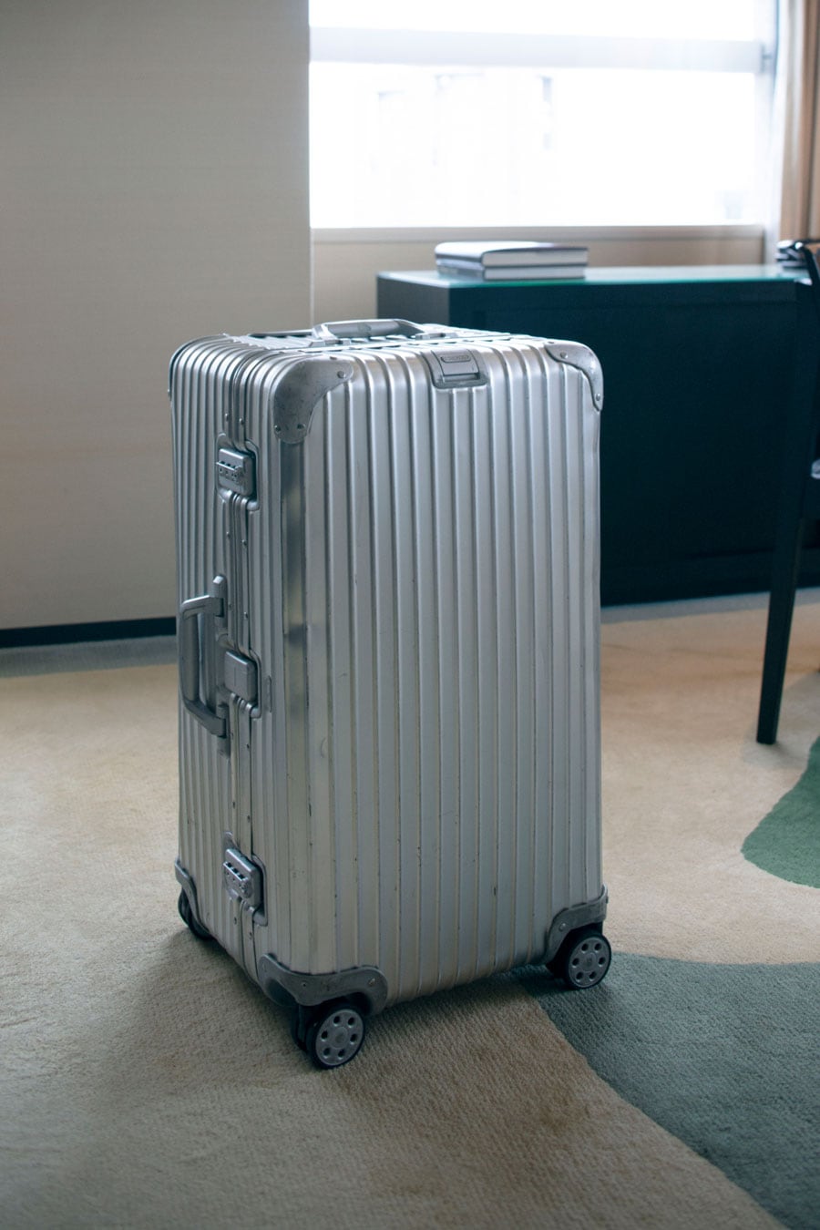 奥行きのある大型スーツケースは2週間以上の旅行に重宝。RIMOWA Original Trunk Plus 283,800円(写真は飯島さん私物)