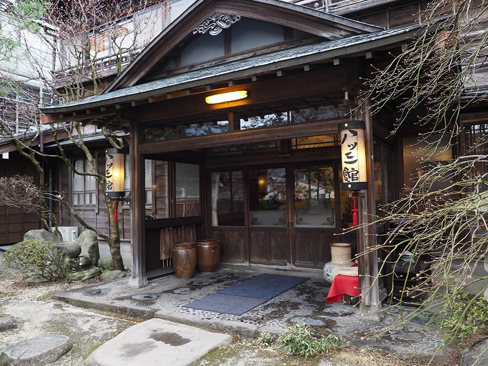 安政年間創業の老舗宿「八ツ三館」。正面玄関は昭和10年の建築。