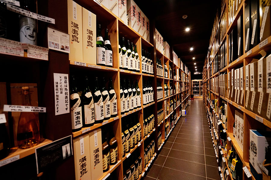 「酒商 田尻本店」のセラーには、「満寿泉」だけでなく、ビールやワイン、ウイスキーなど、国内外の様々なアルコール類がずらりと並ぶ。