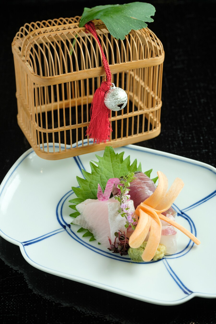 日本料理「縁 (ゆくり)」の “本日のお造り”。こだわりの器で季節の情緒を添えます。