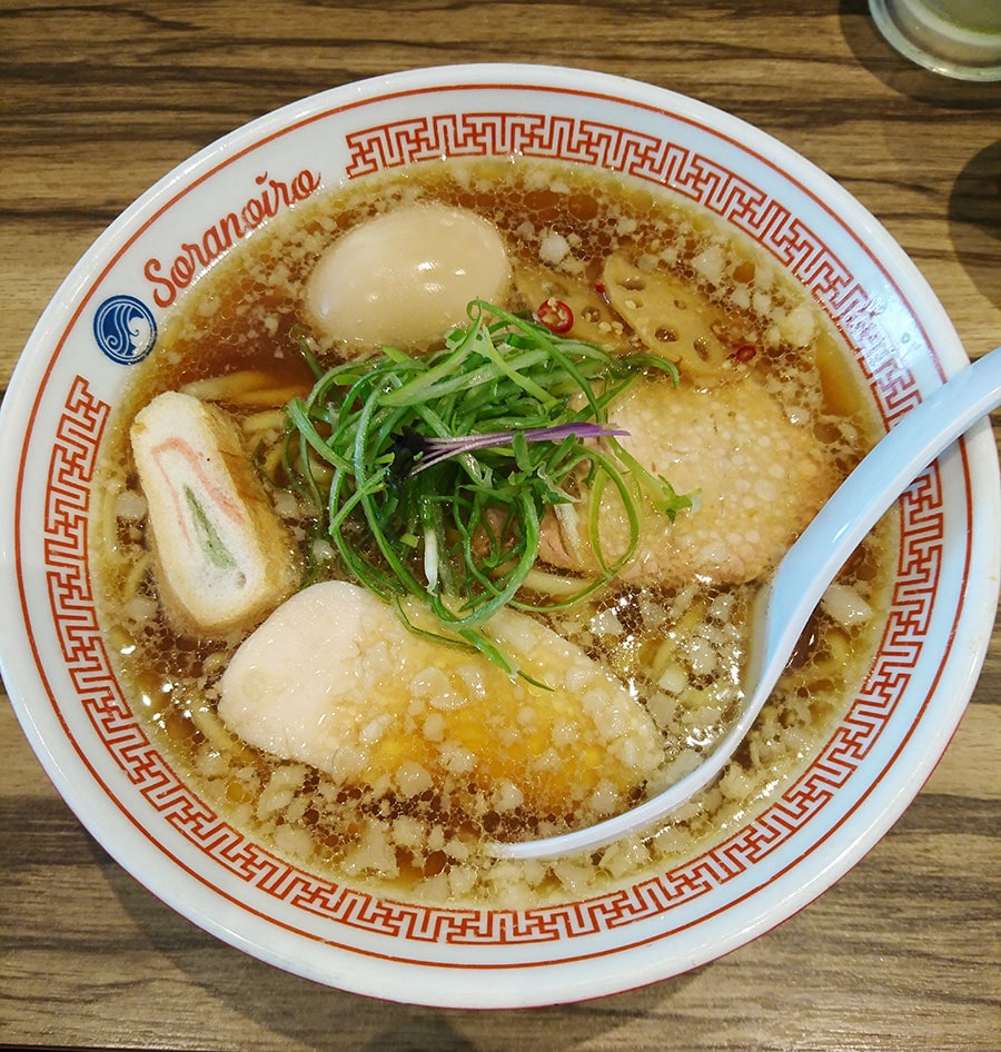 同僚がいただいたラーメン(1,000円)は店主・宮崎千尋氏が今、一番表現したい味。鶏の天草大王、豚、貝のスープのバランスが絶妙で美味しすぎ！　猛暑でもするするいただけた。替え玉したかったくらい。