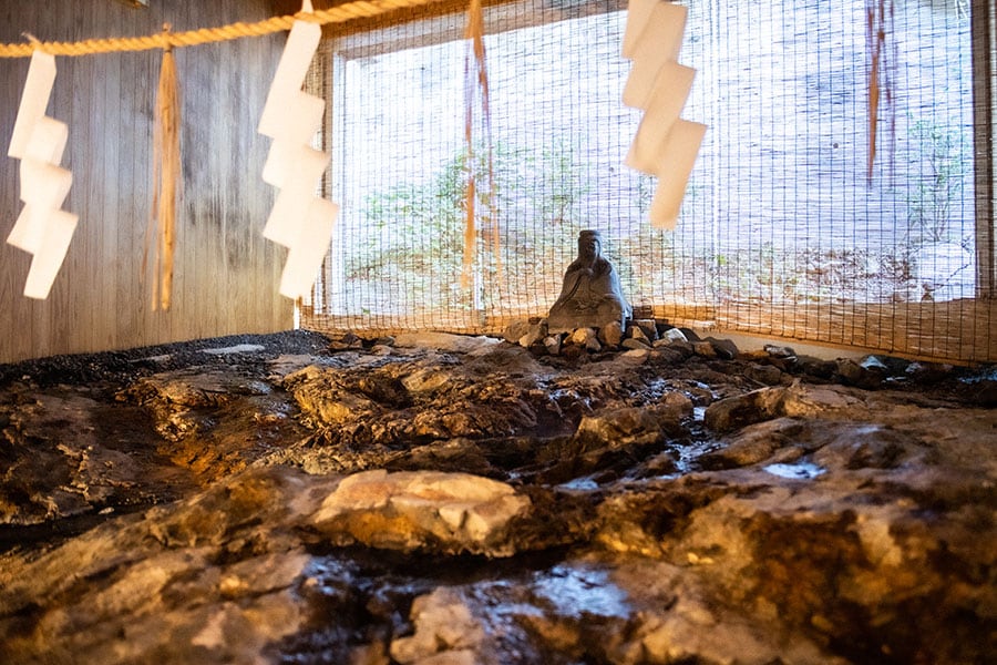 温泉が湧き出る岩盤の上には住吉大明神像が鎮座している。