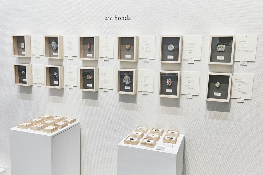 オランダ在住のジュエリー作家、sae hondaさんによるインスタレーションも。展示されている石は、自然に存在するものではなく、なんとすべてプラスチックゴミや貝殻などで作ったもの。