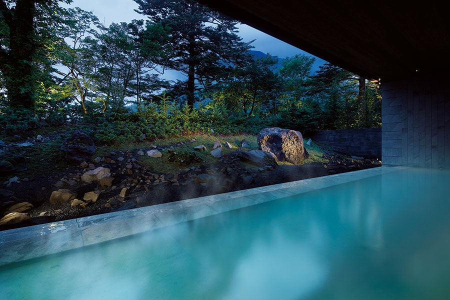 露天風呂の庭には男体山の噴火で誕生した火山岩が置かれる。