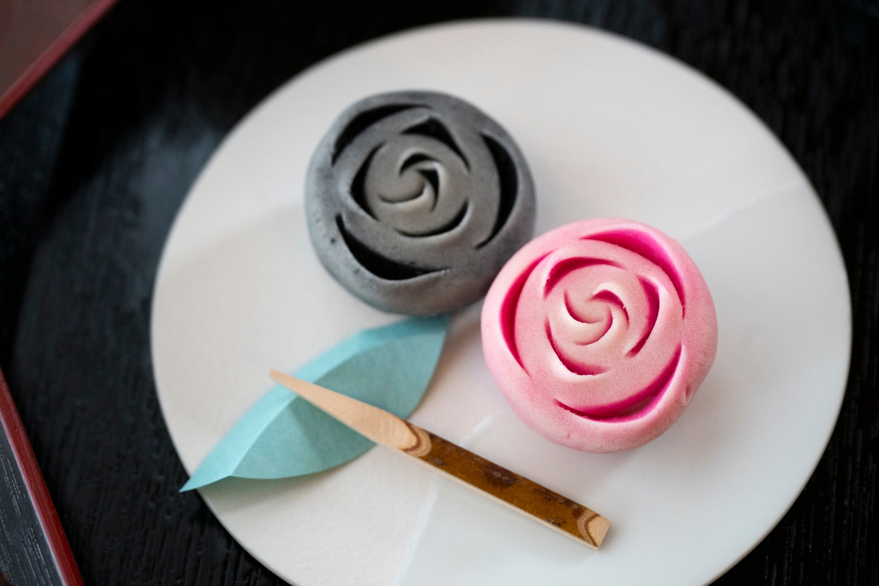 会期中は芸術祭のテーマ「灰と薔薇のあいまに」をモチーフにしたお菓子が各所で販売されている。写真は「灰と薔薇生菓子 2個入り」（820円）。和菓子処 三好屋老泉にて販売。