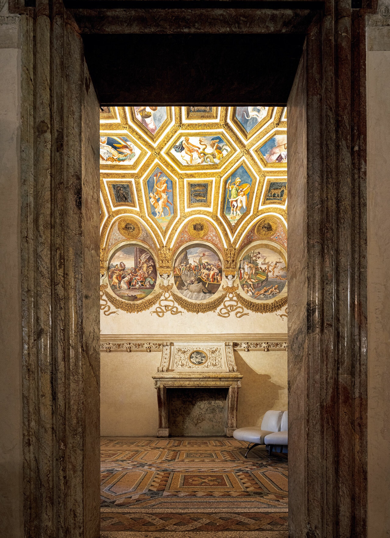 物語性のあるフレスコ画が彩る「風の間」。