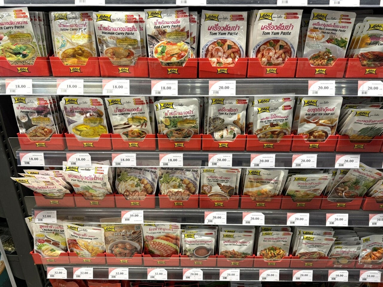 スーパーなどで購入できる「LOBO」の調味料やペースト。