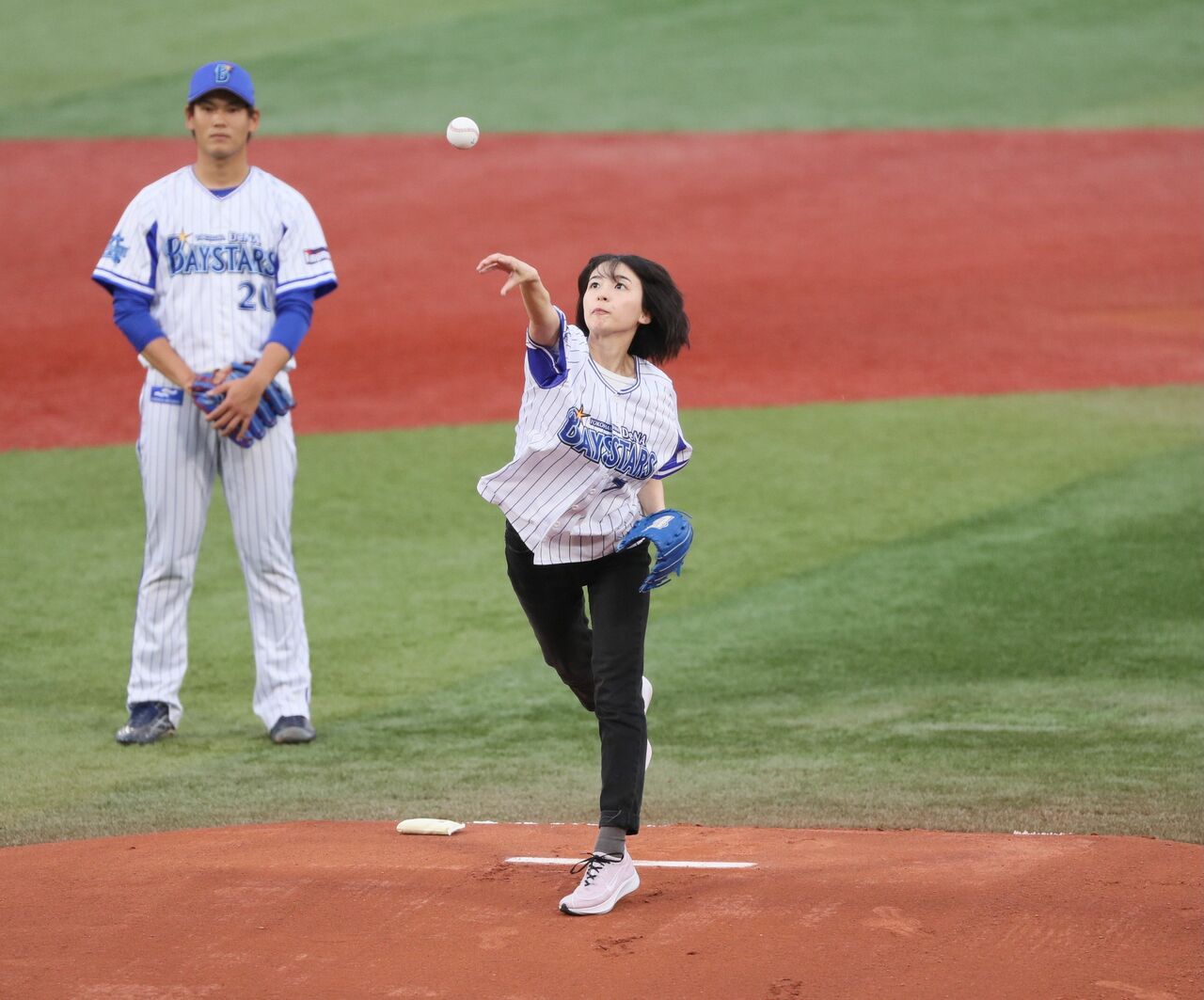 2021年、プロ野球交流戦・DeNA対ソフトバンクの始球式に臨んだ鳴海唯 ©時事通信社