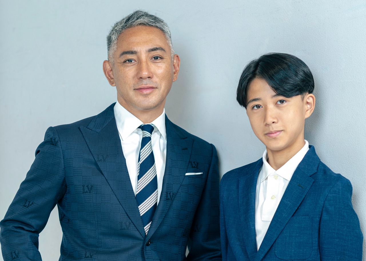 市川團十郎（左）と愛息・新之助。ⓒ文藝春秋