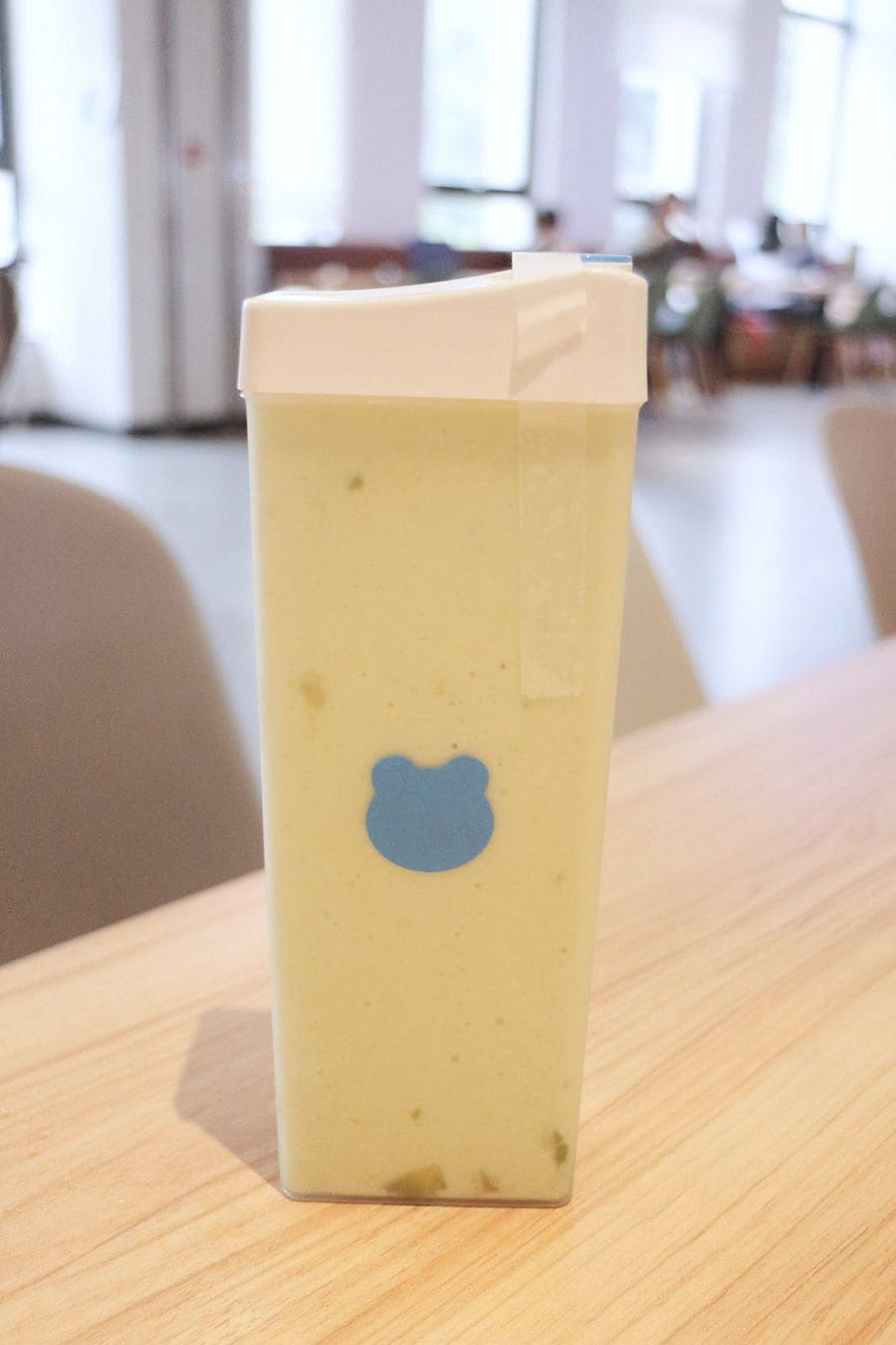 兰熊鲜奶の「クラッシュアボカドヨーグルト」。​30​元（約​610​円）。​サラサラとしたテクスチャーで、ヨーグルトは牛乳の味がしっかり感じられる。アボカドの主張は強くなく飲みやすい